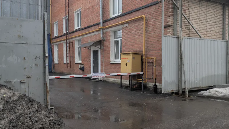 Парковка у территории здания ограничена.